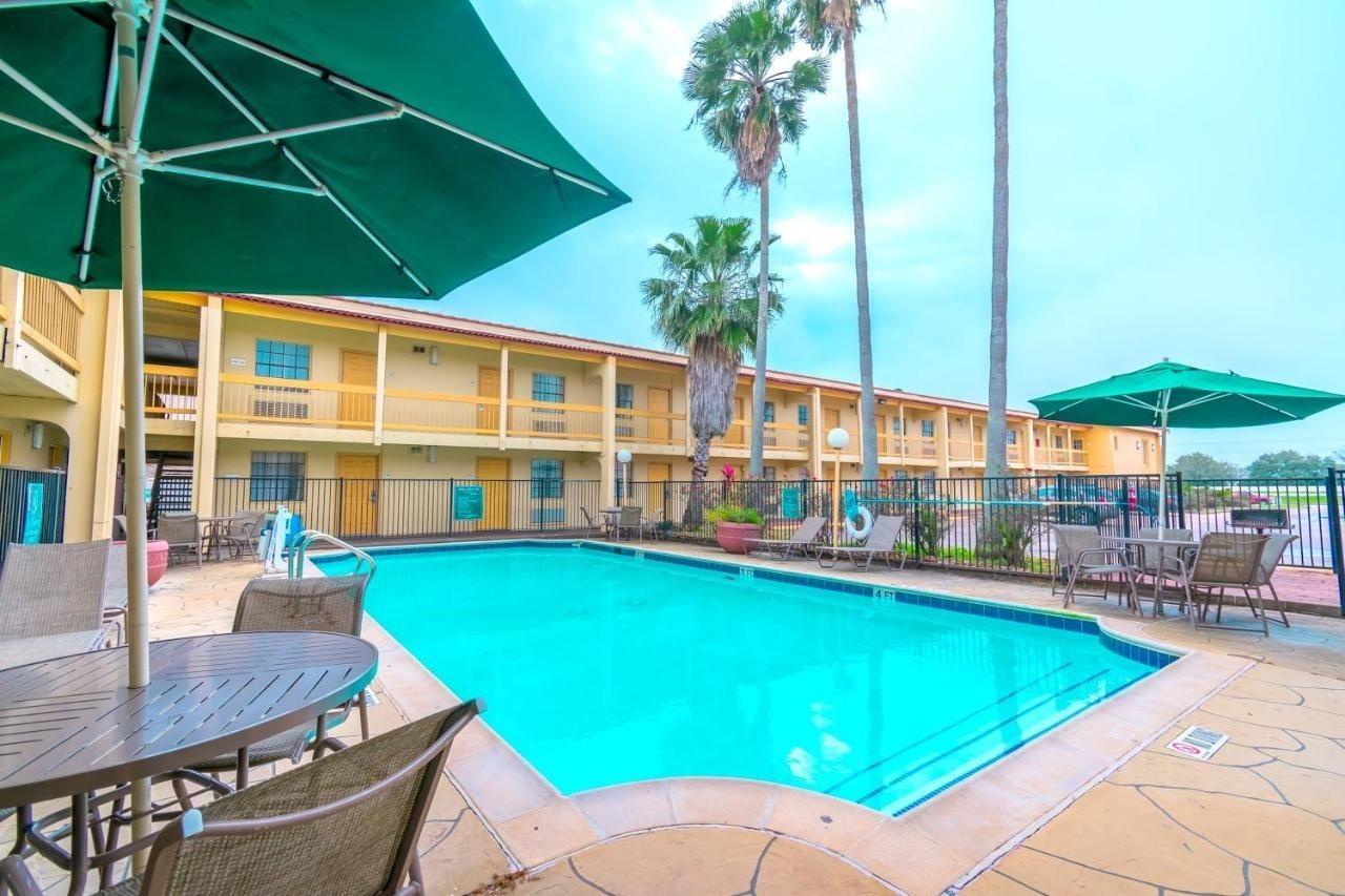 La Quinta Inn By Wyndham Clute Lake Jackson Экстерьер фото