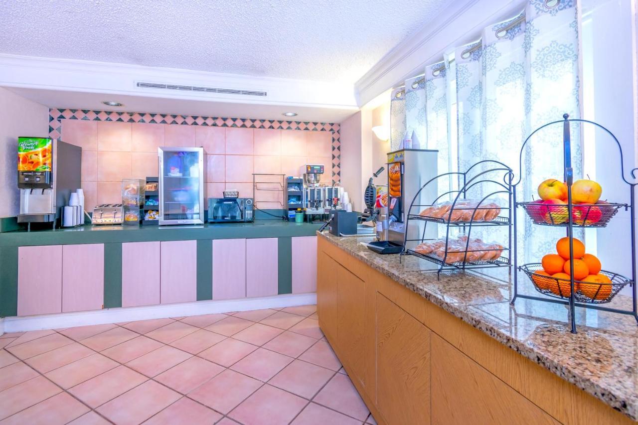 La Quinta Inn By Wyndham Clute Lake Jackson Экстерьер фото