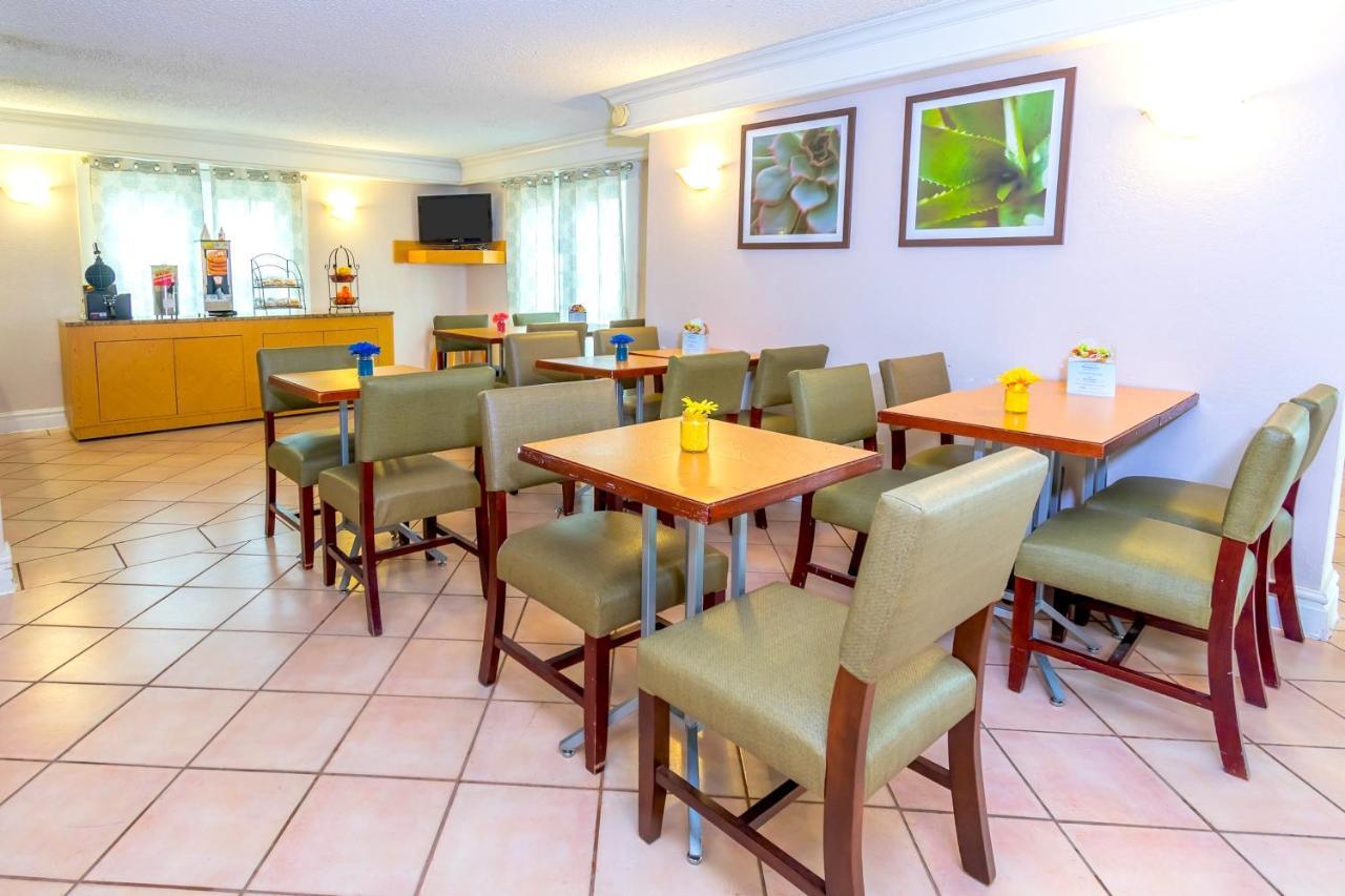 La Quinta Inn By Wyndham Clute Lake Jackson Экстерьер фото